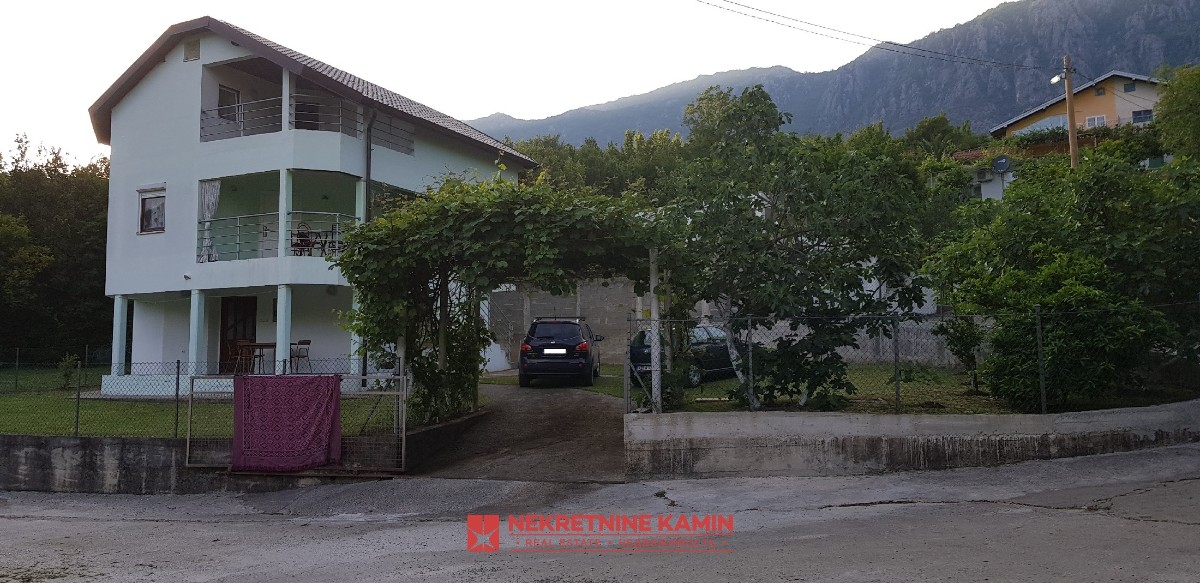 Na prodaju porodična kuća u naselju iznad Zelenike, Herceg Novi